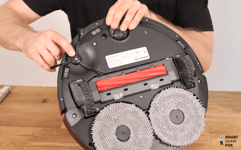 Die Seitenbürste des Roborock QRevo Plus ist mit einer Schraube befestigt.